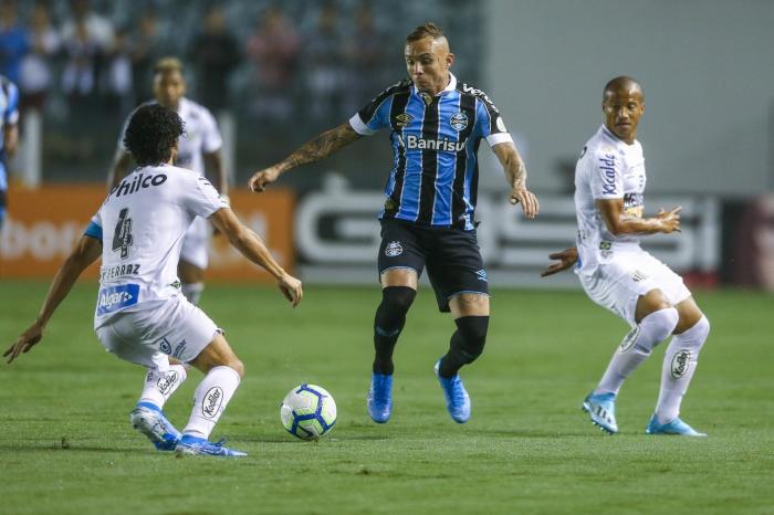 Grêmio vence Santos na Vila com três gols no segundo tempo