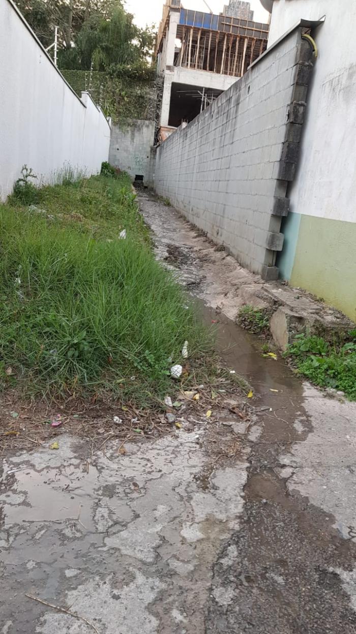 Moradores reclamam de constantes alagamentos na Avenida Queiroz Pedroso