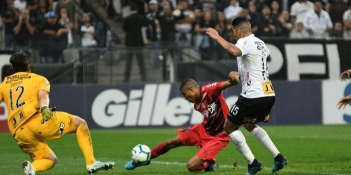 Corinthians e Athlético-PR empatam por 2 a 2 em Itaquera