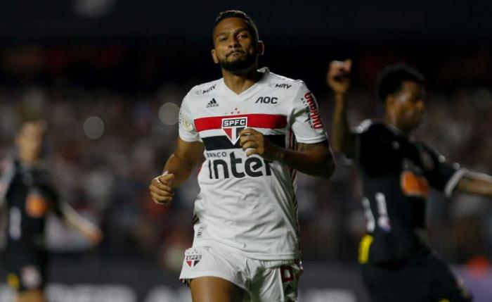 São Paulo vence clássico contra o Corinthians com gol de pênalti de Reinaldo