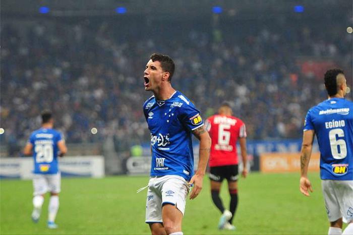 Com gol de Thiago Neves, Cruzeiro vence o São Paulo no Mineirão