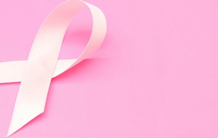 Pacientes da Santa Casa de Mauá com câncer de mama participam de desfile em evento