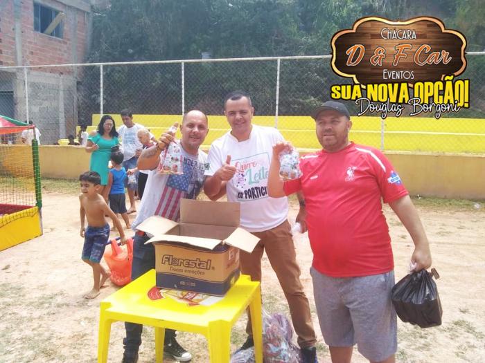 Douglas Borgoni e parceiros presenteiam crianças em bairros de Mauá