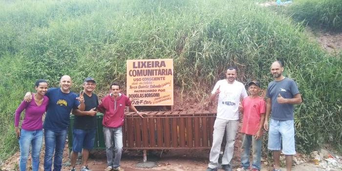 Douglas Borgoni e colaboradores entregam 10ª lixeira comunitária em Mauá