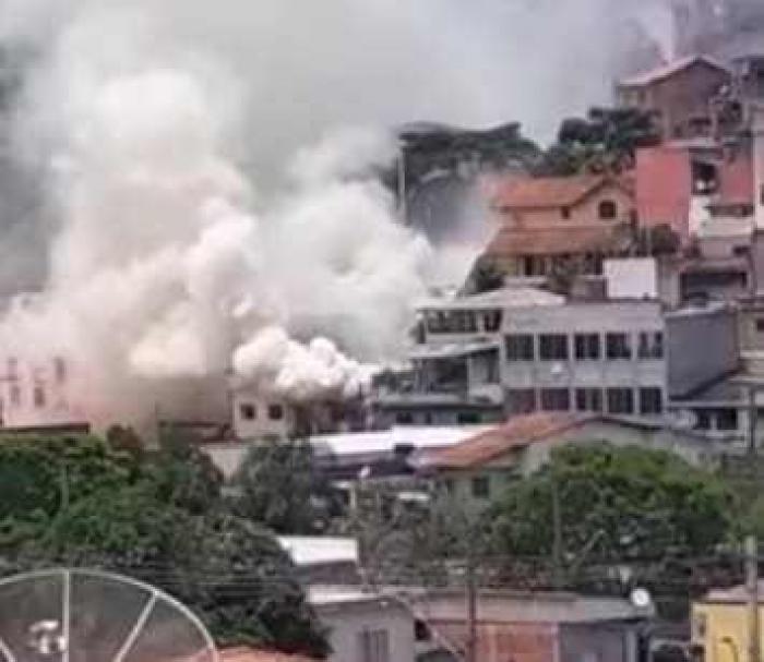 Residência é atingida por incêndio no Jardim Zaíra, em Mauá