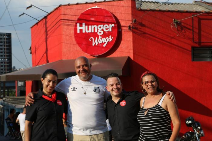Ageu Lobo prestigia inauguração do restaurante Hunger Wings em Mauá