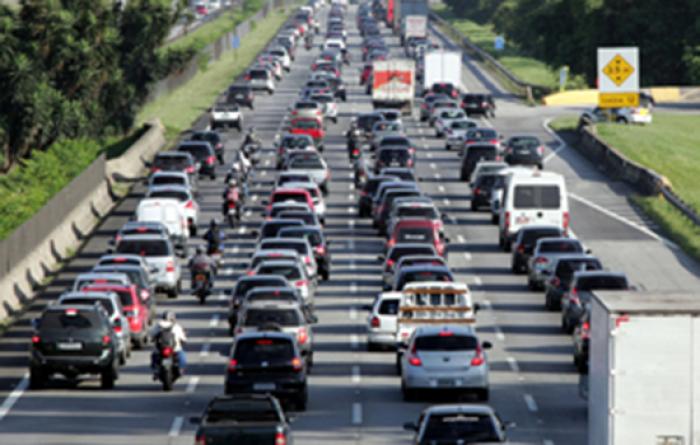 Expectativa é que 1,7 milhão de veículos deixem a Grande São Paulo no feriado da Proclamação da República