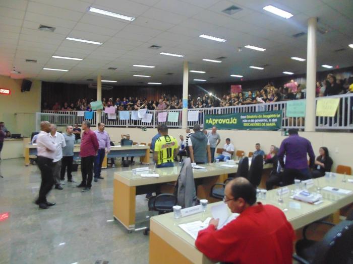 Manifestantes pressionam pela aprovação do estatuto do magistério durante a sessão da Câmara de Mauá 