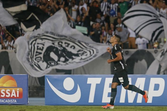 Botafogo vence Corinthians no Engenhão