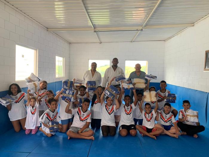 Cabot do Brasil entrega judoguis e camisetas para crianças do programa “Judô Mauá Zaíra”