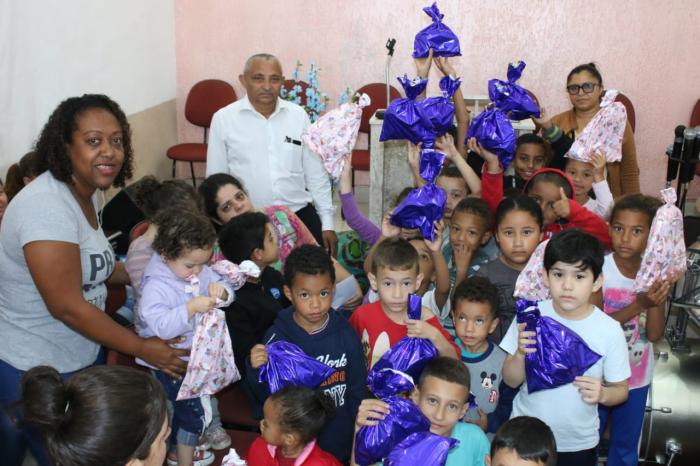 MSTU distribui presentes de Natal para crianças carentes