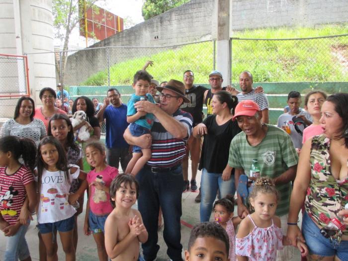 Ronaldo Pedrosa participa de festa antecipada de Natal para crianças na Vila Carlina