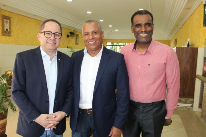Conheça o pastor Helton Ribeiro