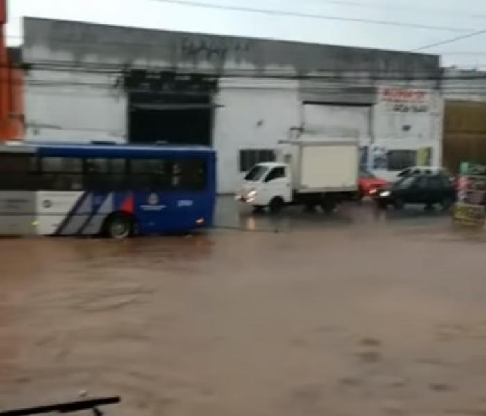 Chuvas de verão causam alagamentos em Mauá