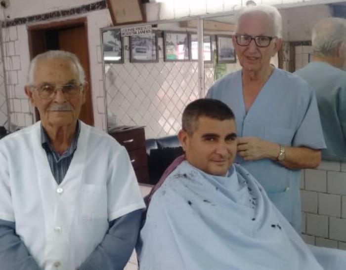 Ronaldo Pedrosa homenageia Fernando Benedetti e Mário Elói de Freitas, donos da barbearia mais antiga de Mauá