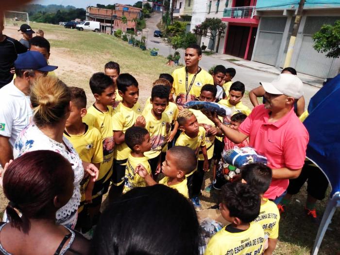 Douglas Borgoni e colaboradores doam roupas para crianças carentes