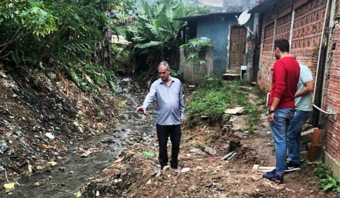 Vereador Chiquinho do Zaíra visita jardins Guapituba e Zaíra e pede melhorias para a região
