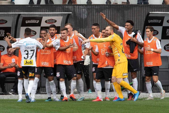 Corinthians vence clássico contra o Santos por 2 a 0 pelo Paulistão