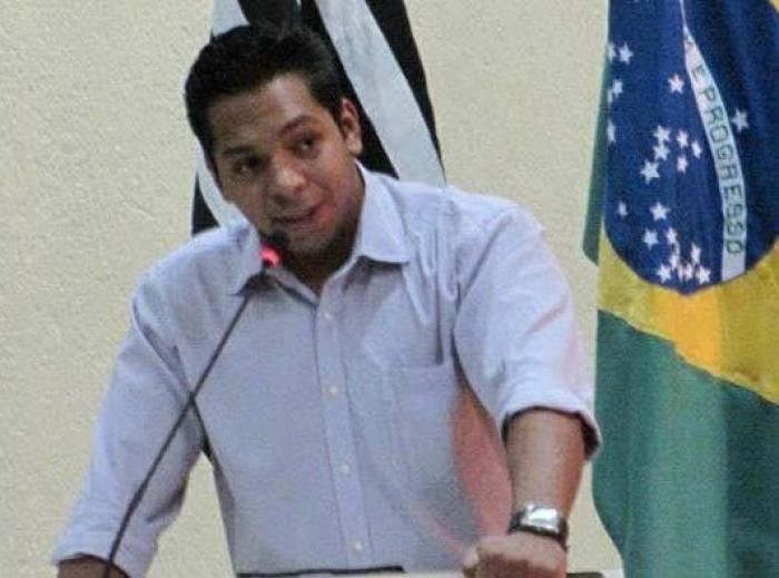 Redução de 30% nos salários do prefeito e dos vereadores 
