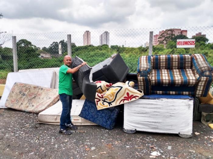 Douglas Borgoni conscientiza população a descartar móveis sem condições de uso em ecopontos da cidade