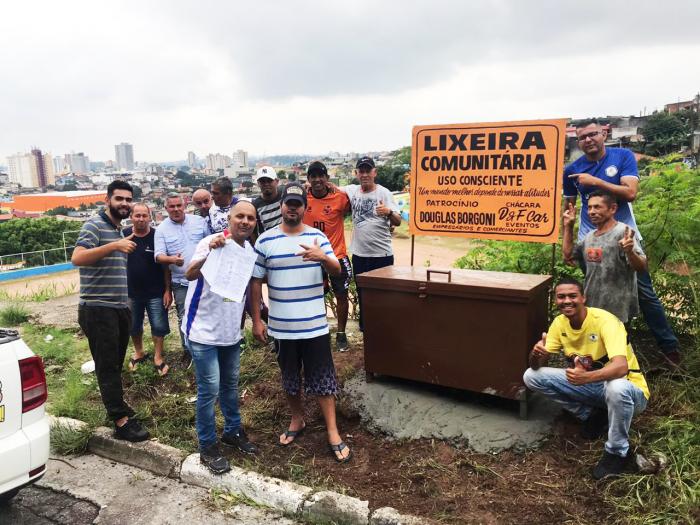 Douglas Borgoni e colaboradores instalam mais uma lixeira comunitária em Mauá