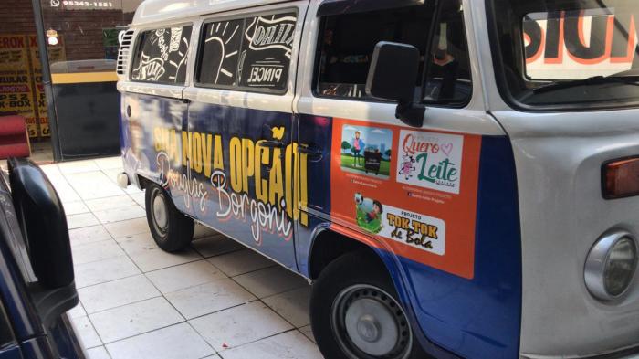 Douglas Borgoni e colaboradores conquistam Kombi para ajuda nos projetos sociais