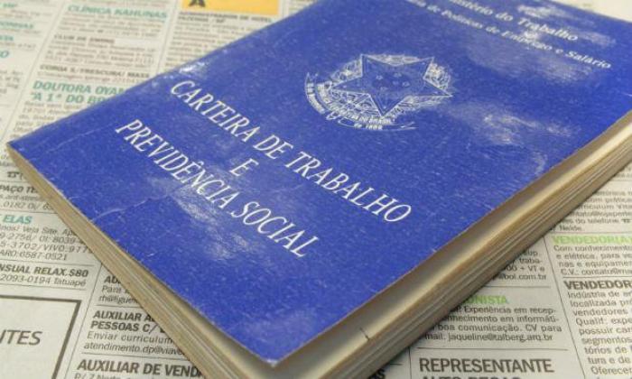 Desemprego fica em 12,7% em 2017 e bate recorde