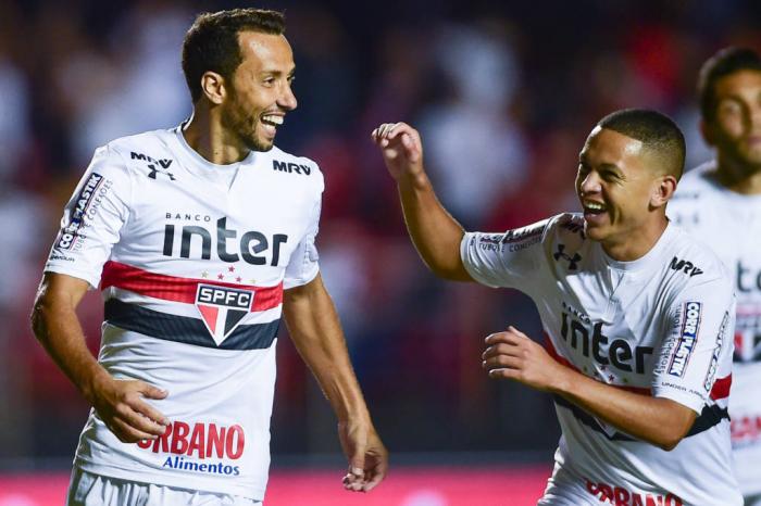 Nenê marca de pênalti e São Paulo vence Bragantino no Morumbi