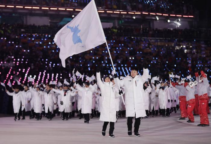 Atletas das Coreias do Norte e do Sul desfilam juntos na abertura dos Jogos Olímpicos de Inverno