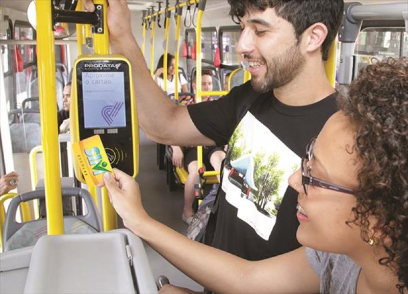 Implantou o passe livre gratuito que beneficiou mais de 27 mil estudantes