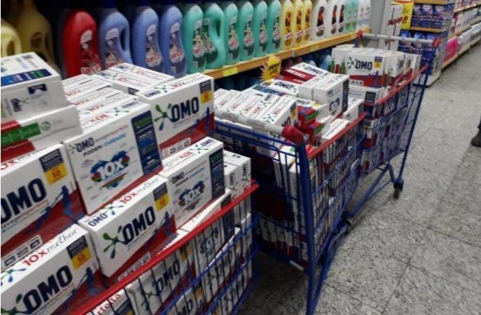 Deic apreende cerca de 3.700 caixas de sabão em pó falsificadas em duas unidades da rede de supermercados Lourencini, em Mauá