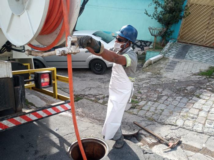 BRK Ambiental faz limpeza preventiva nas redes de esgoto em Mauá