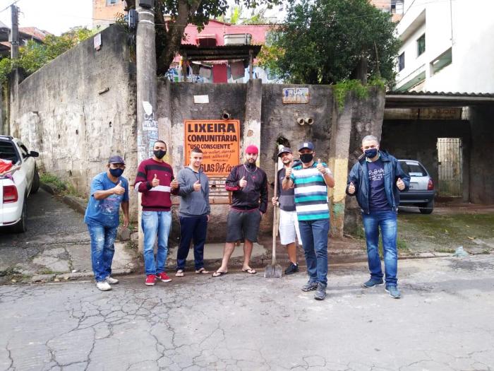 Douglas da D&F Car e colaboradores instalam 14ª lixeira comunitária em Mauá