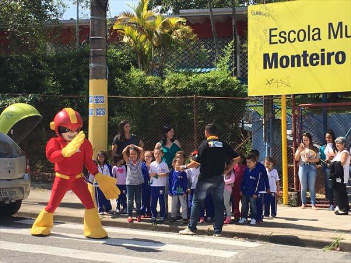 Mister Mão leva educação no trânsito às escolas de Mauá