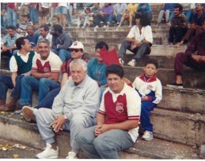 Zé Carlos Nova Era assistindo a uma partida do C.A. Itapeva no antigo campo do Cerâmica ao lado de seu pai