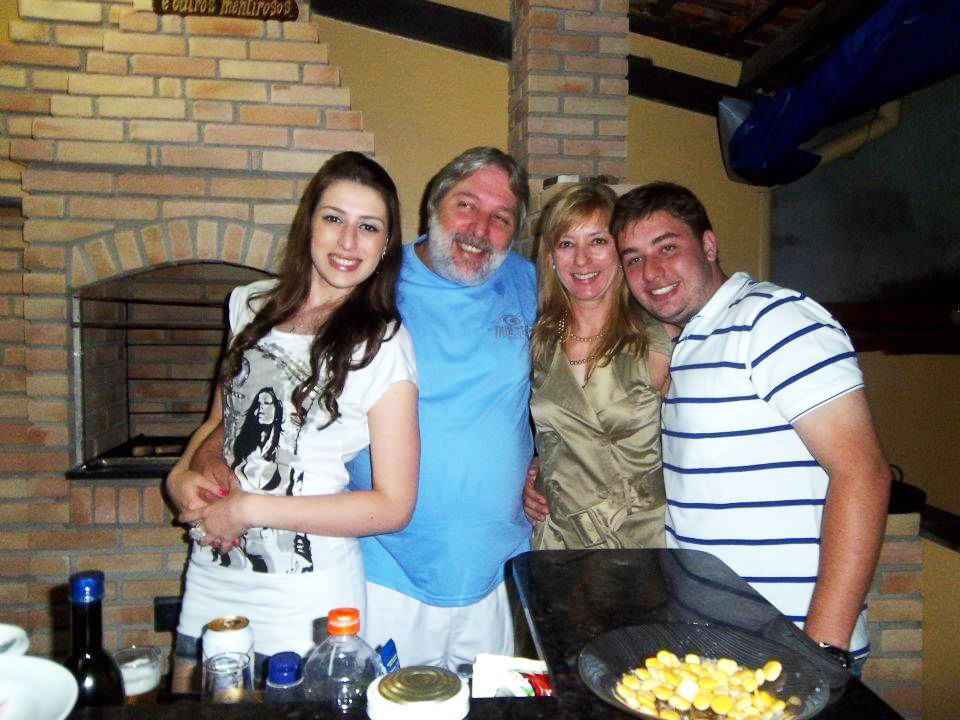 Edson Bananeiro valoriza muito sua família. Na foto, ele está ao lado de sua esposa Ana e dos filhos Gabriel e Lais