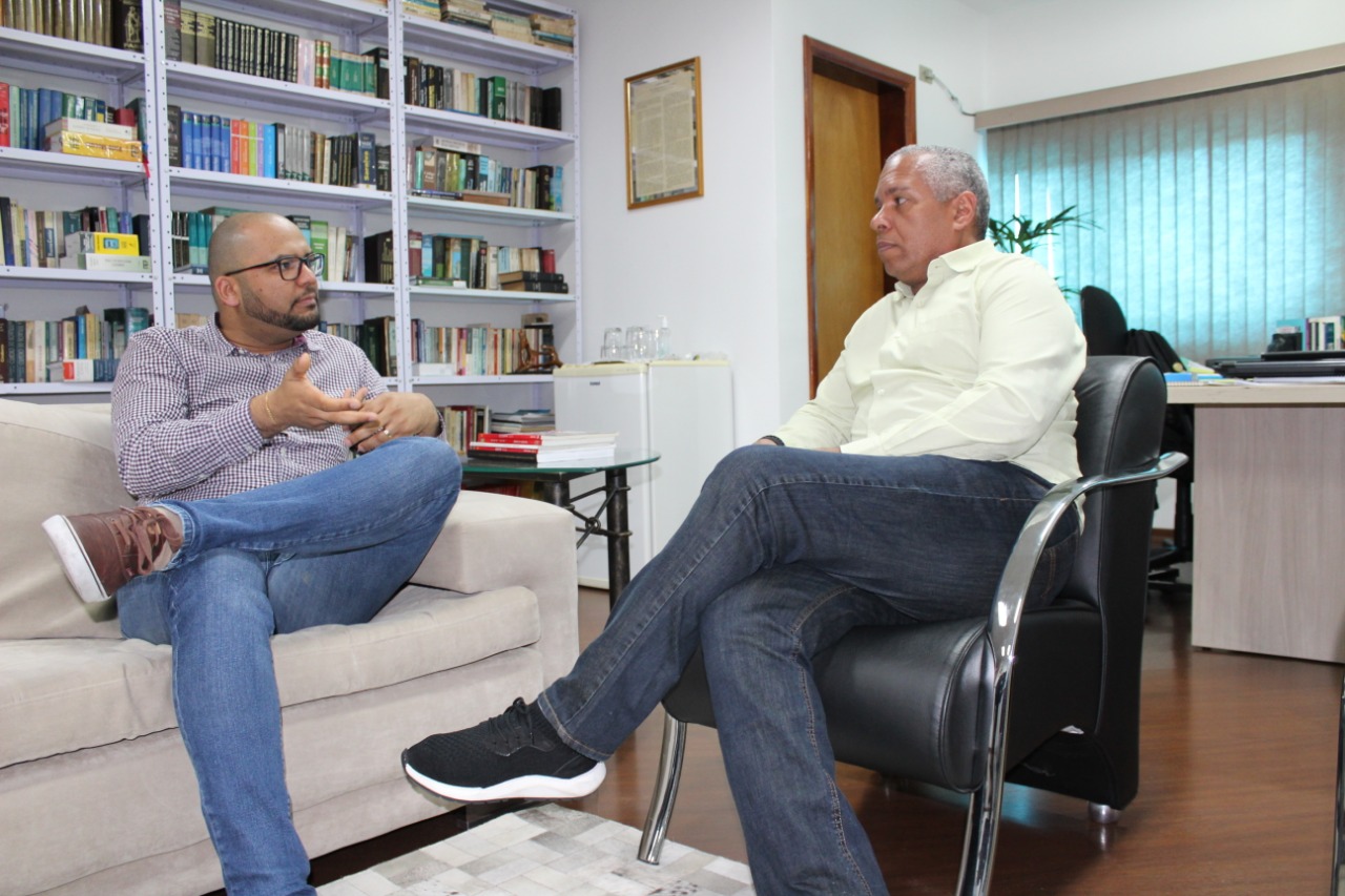Juiz João Veríssimo conversa com o Dr. Evandro Izidoro, presidente do Podemos, partido que apoia sua pré-candidatura a Prefeitura