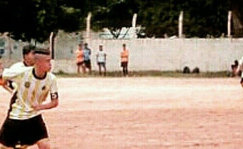 Kaique Silva jogando futebol