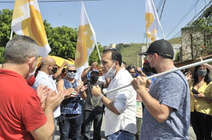 Atila Jacomussi inicia campanha com caminhadas por Mauá
