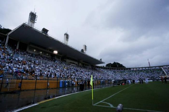 Santos e Corinthians empatam no Pacaembu em jogo com apagão