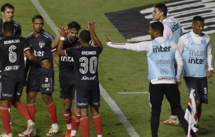 São Paulo vence Goiás de virada no Morumbi