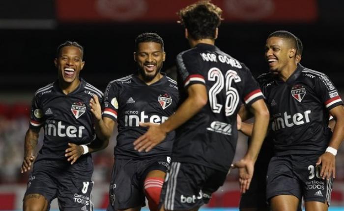 São Paulo goleia Botafogo e dispara na liderança do Brasileirão