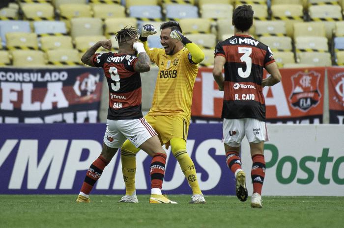 Flamengo goleia o Santos no Maracanã