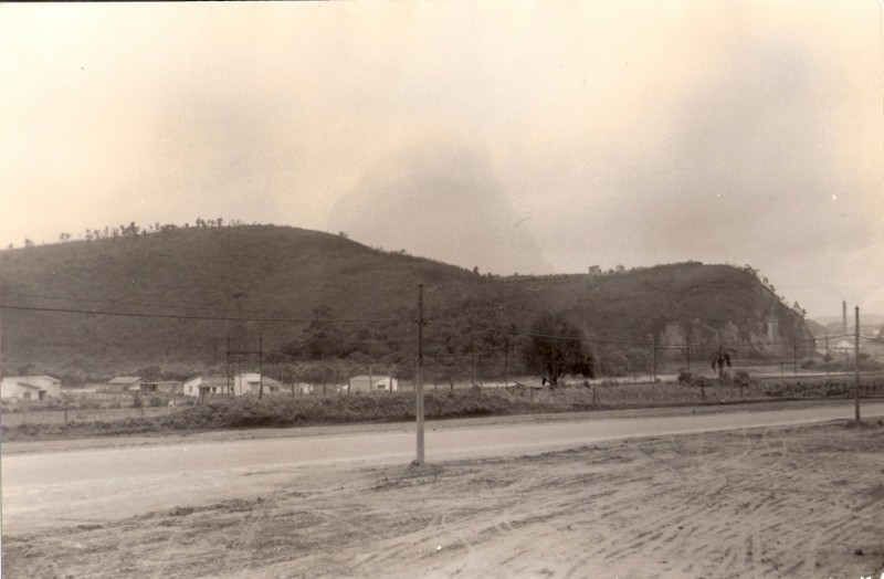 Atual Avenida João Ramalho. Em destaque, à direita, o atual Jardim Oratório antes da ocupação - Acervo do museu Barão de Mauá