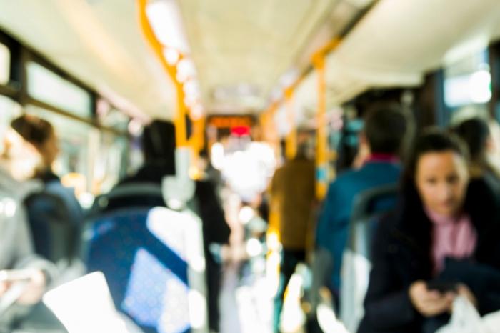 Doria e Covas suspendem gratuidade no transporte público para idosos de 60 a 64 anos
