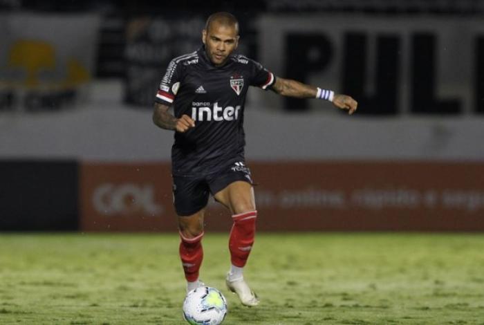 São Paulo é goleado pelo RB Bragantino, mas mantém vantagem para o Flamengo
