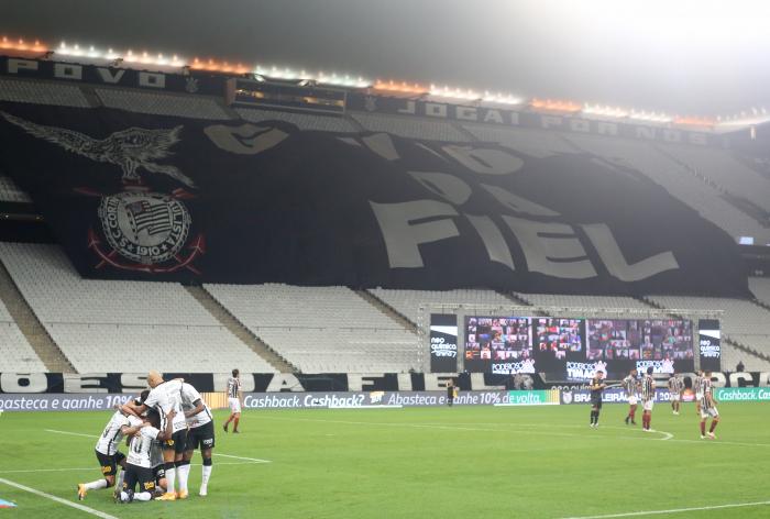 Corinthians goleia o Fluminense e se aproxima de zona de classificação para a Libertadores