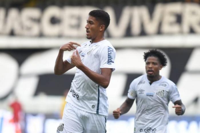 Santos vence lanterna Botafogo na Vila Belmiro
