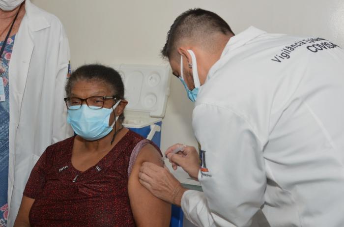 Mauá inicia vacinação contra a Covid-19; primeira vacinada é auxiliar de enfermagem de 72 anos