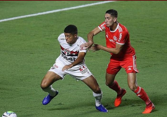 Em noite para se esquecer, São Paulo é goleado pelo Inter em casa e perde a liderança do Brasileirão
